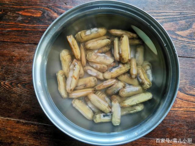 這個海鮮被稱作“小人仙”，肉質(zhì)肥美，用這個方法做，一盤不夠吃