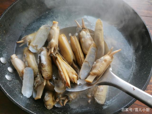 這個海鮮被稱作“小人仙”，肉質(zhì)肥美，用這個方法做，一盤不夠吃