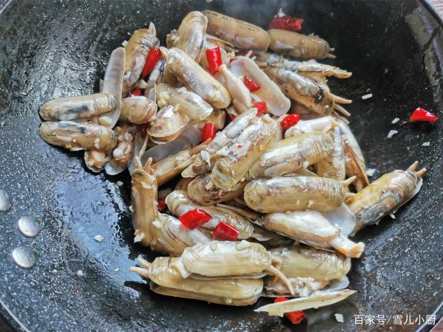 這個海鮮被稱作“小人仙”，肉質(zhì)肥美，用這個方法做，一盤不夠吃