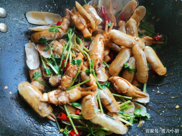 這個海鮮被稱作“小人仙”，肉質(zhì)肥美，用這個方法做，一盤不夠吃